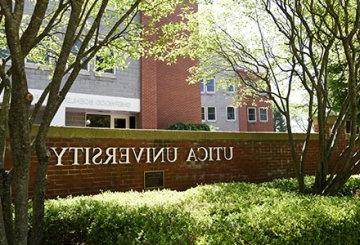 Garden wall with 利记sbo letters in front of a dorm