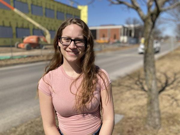 Neuroscience major Taylor Brown '22 stands in front of the under-construction 科学 Center expansion.